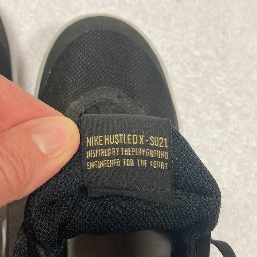 Nike Team Hustle D Youth Size 4y Black/White/Gold Shoes CW6735-002 - Picture 6 of 8